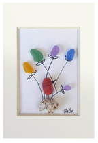 Cuadro de vidrio de mar con Pájaro rojizo posado en una concha de la que salen flores de color verde, azul, lila y amarillo. 