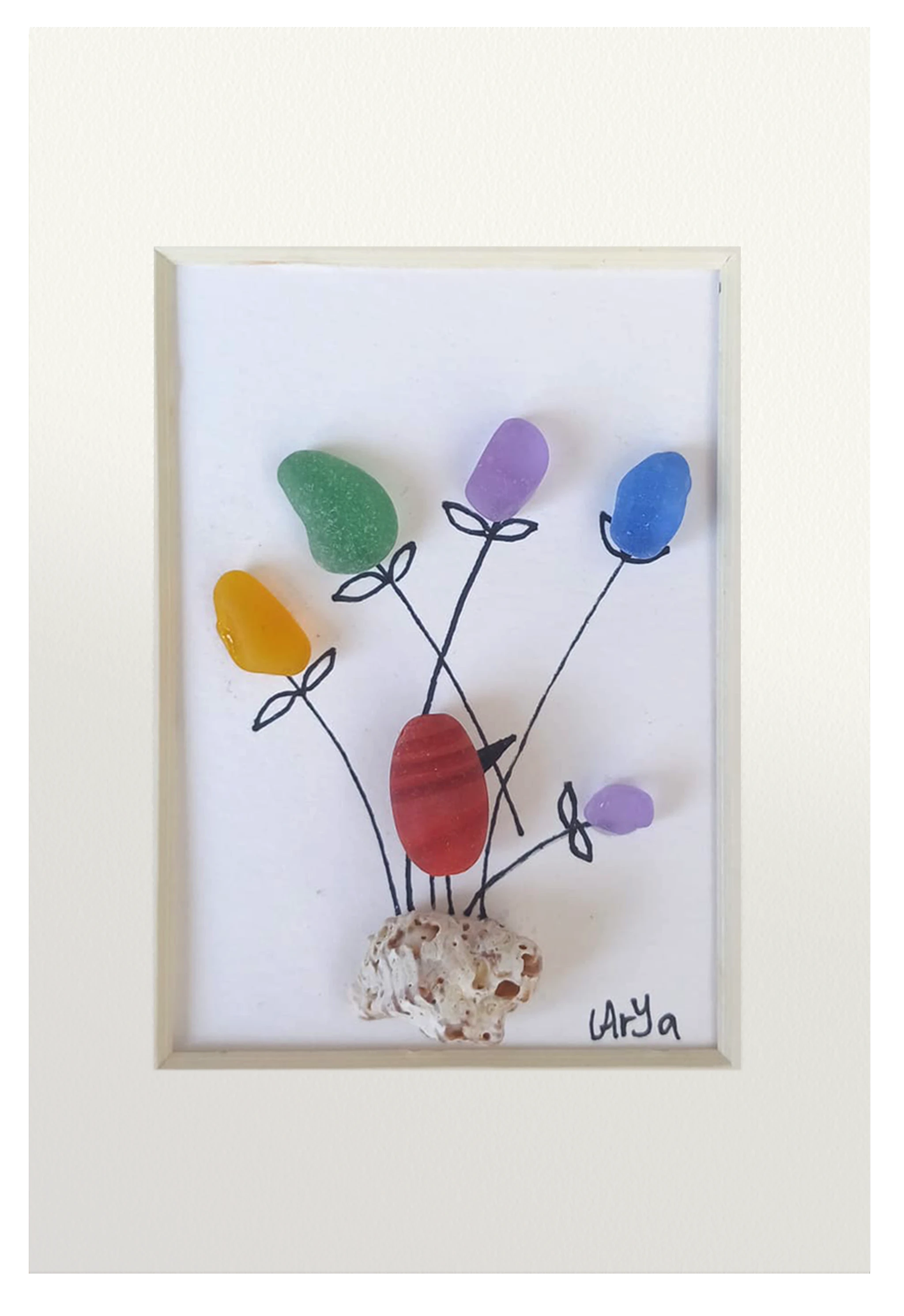 Cuadro de vidrio de mar con Pájaro rojizo posado en una concha de la que salen flores de color verde, azul, lila y amarillo. 