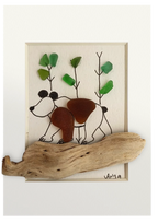 Cuadro con un fragmento de madera desgastado a modo de camino y un oso dibujado en tinta y vidrio de mar marrón, andando por un bosque adornado con vidrios verdes. 