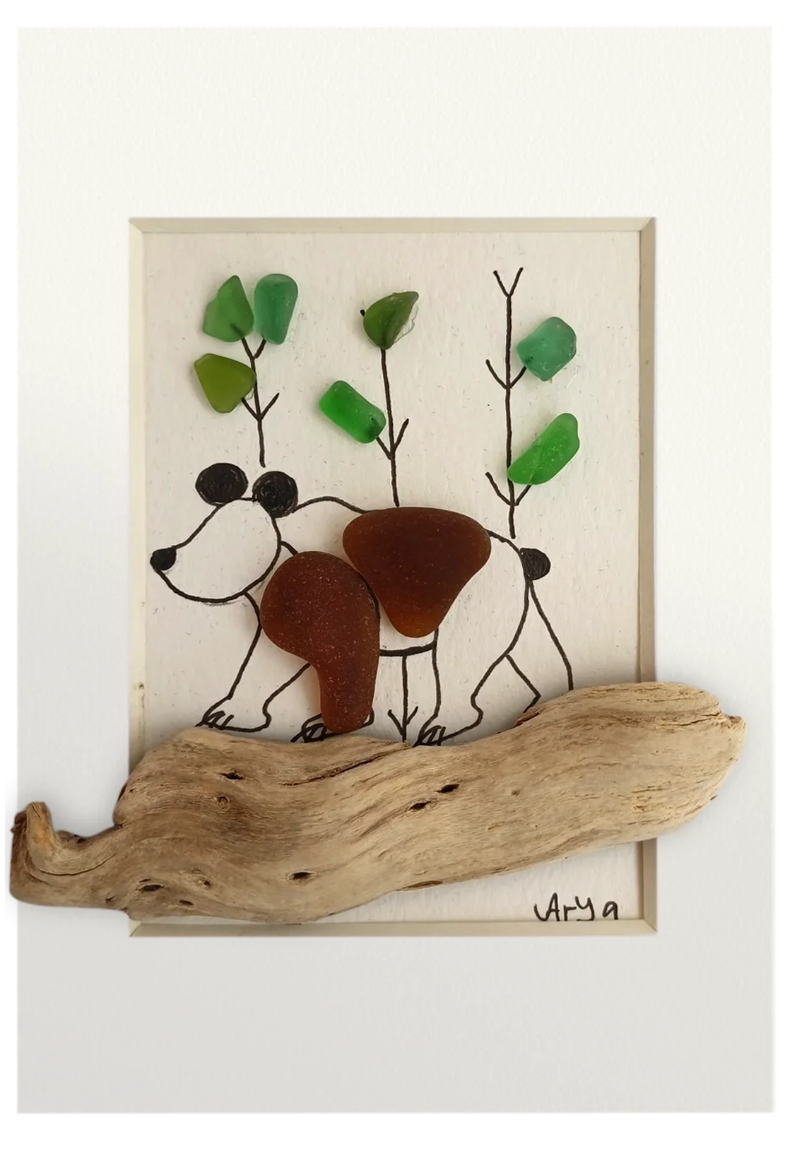 Cuadro con un fragmento de madera desgastado a modo de camino y un oso dibujado en tinta y vidrio de mar marrón, andando por un bosque adornado con vidrios verdes. 