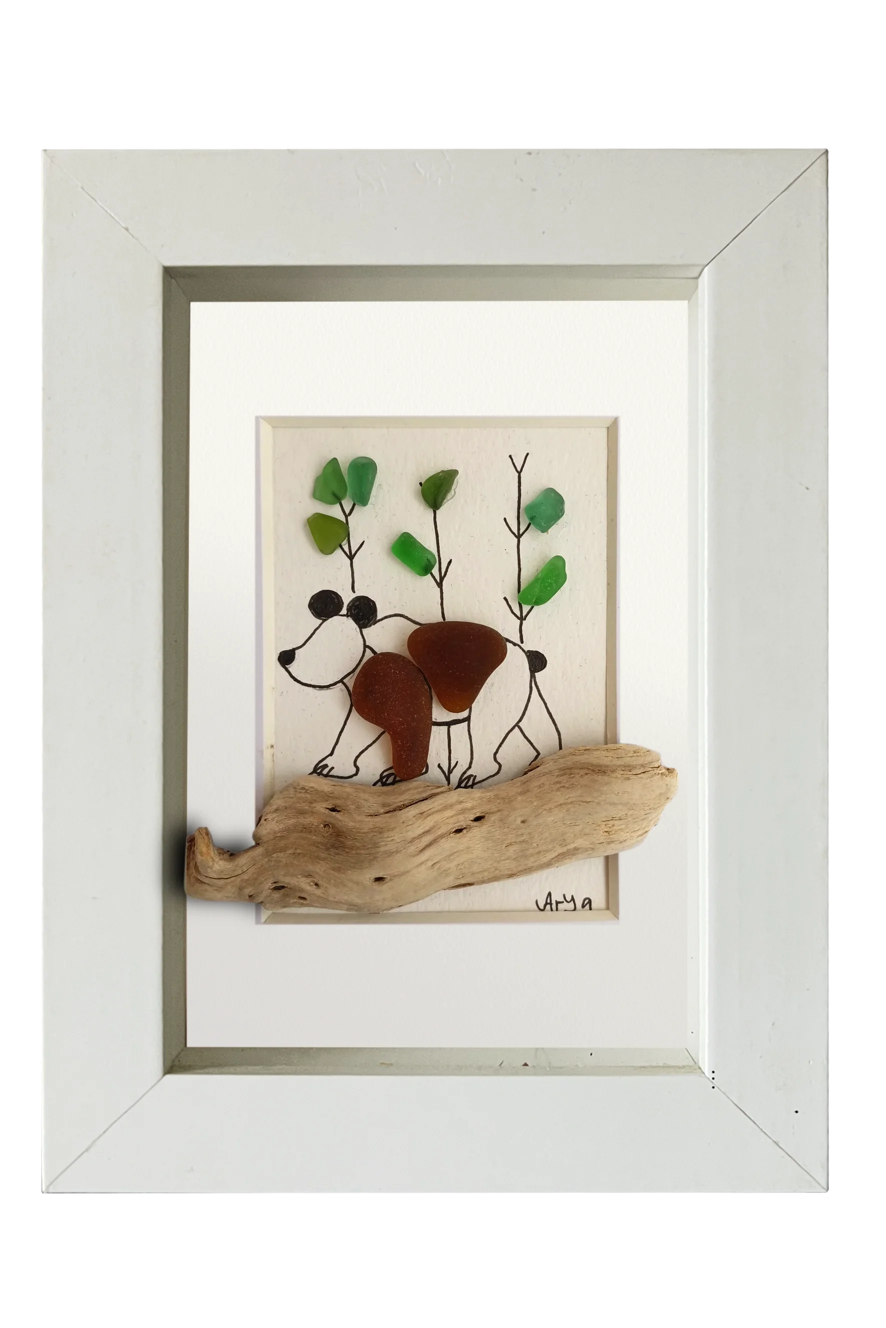 Cuadro con un fragmento de madera desgastado a modo de camino y un oso dibujado en tinta y vidrio de mar marrón, andando por un bosque adornado con vidrios verdes. Marco blanco