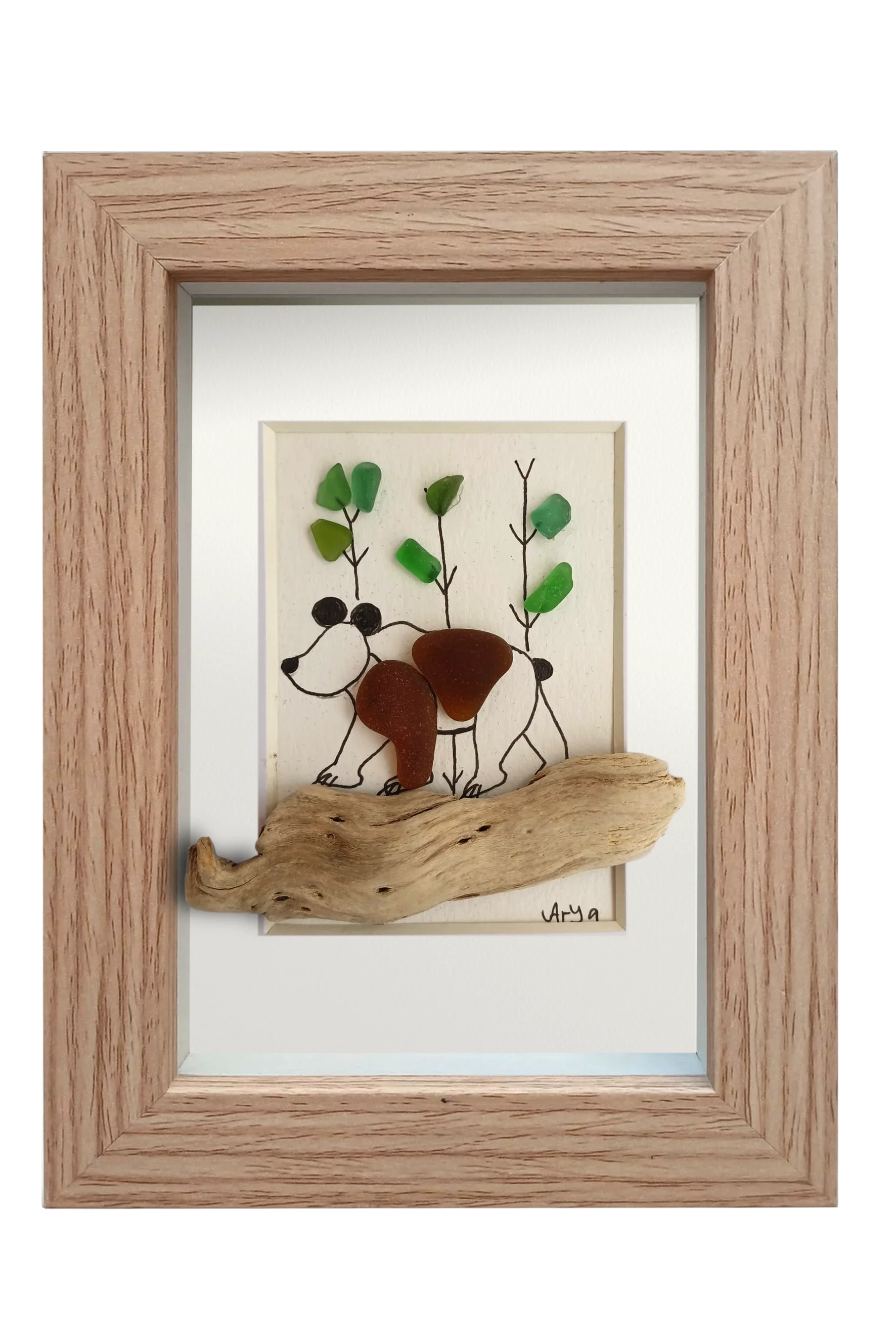 Cuadro con un fragmento de madera desgastado a modo de camino y un oso dibujado en tinta y vidrio de mar marrón, andando por un bosque adornado con vidrios verdes. Marco madera
