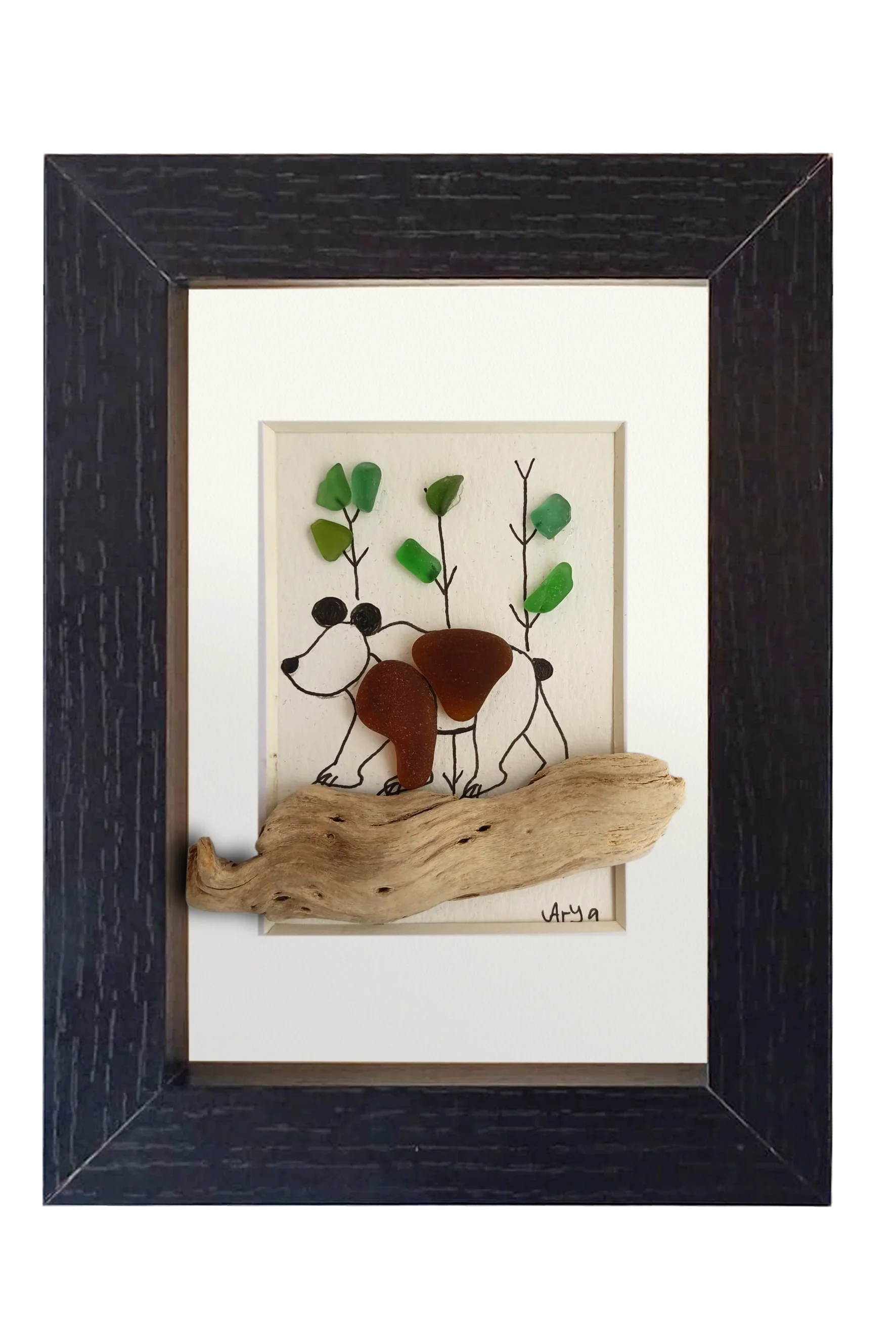 Cuadro con un fragmento de madera desgastado a modo de camino y un oso dibujado en tinta y vidrio de mar marrón, andando por un bosque adornado con vidrios verdes. Marco negro