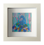 Cuadro con tinta, vidrio de mar y acuarelas con un pavo real con colores azules, amarillos y verdes. Marco blanco
