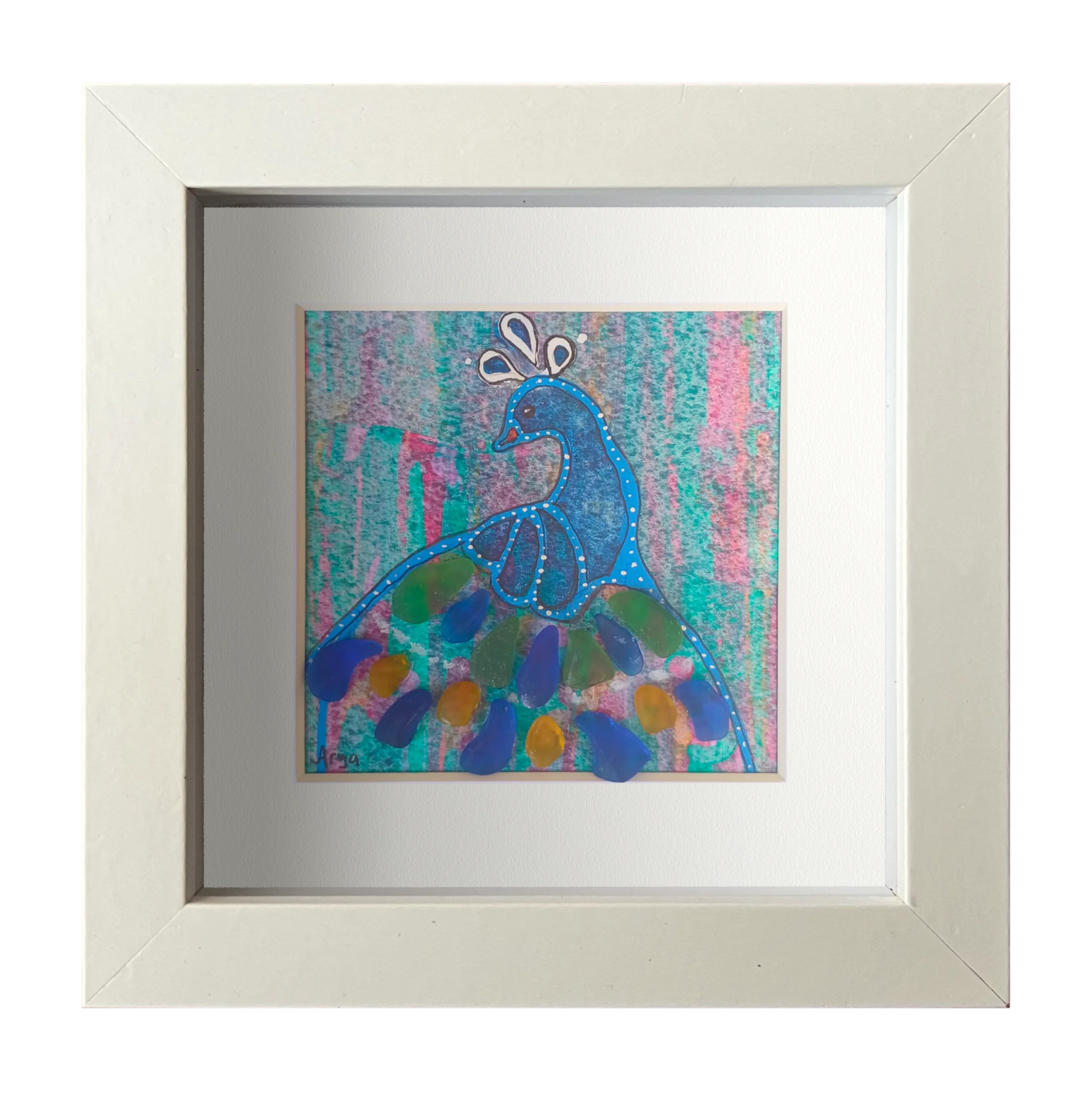 Cuadro con tinta, vidrio de mar y acuarelas con un pavo real con colores azules, amarillos y verdes. Marco blanco