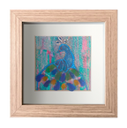 Cuadro con tinta, vidrio de mar y acuarelas con un pavo real con colores azules, amarillos y verdes. Marco madera