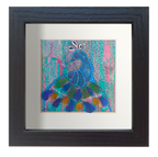 Cuadro con tinta, vidrio de mar y acuarelas con un pavo real con colores azules, amarillos y verdes. Marco negro