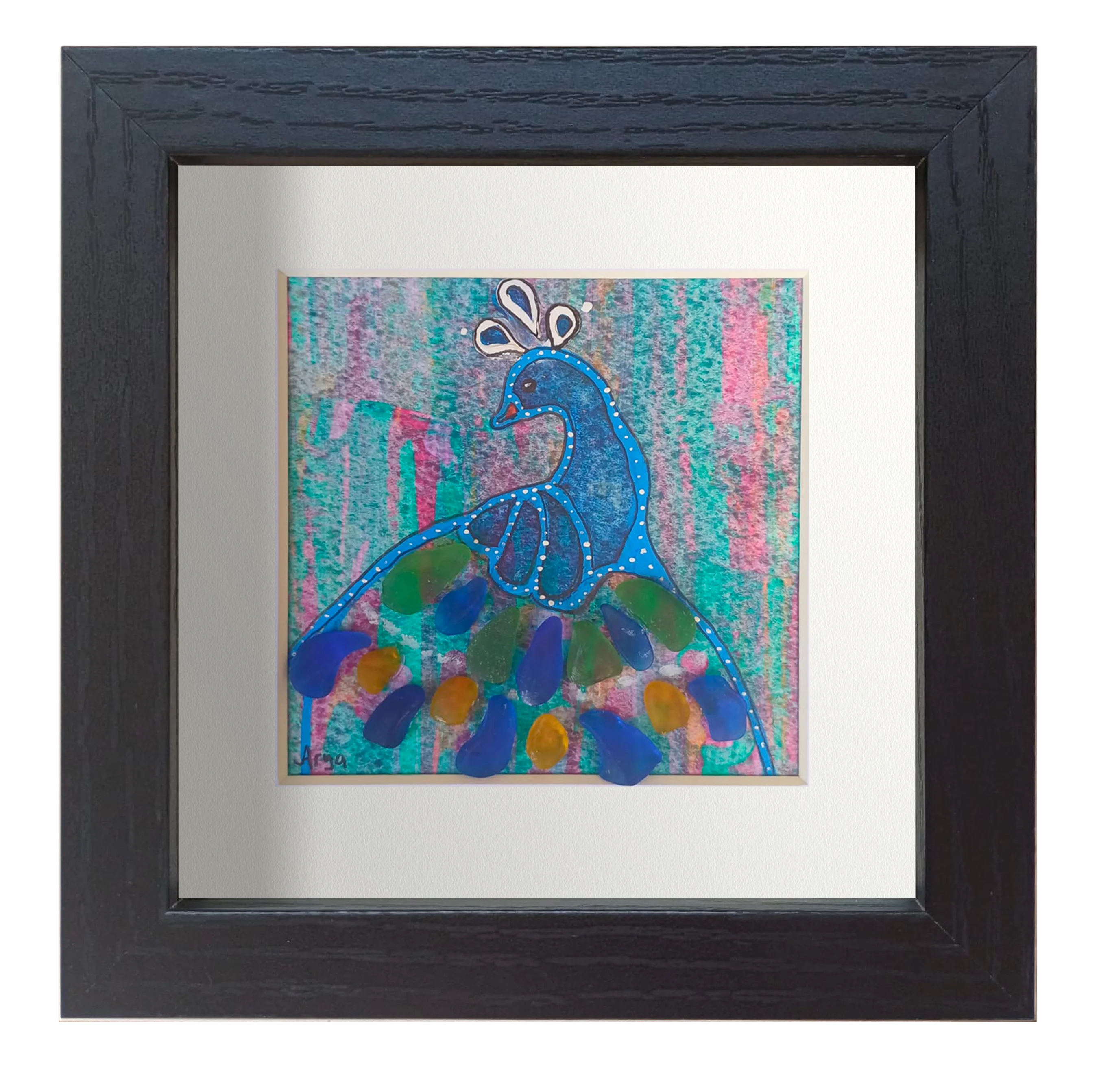 Cuadro con tinta, vidrio de mar y acuarelas con un pavo real con colores azules, amarillos y verdes. Marco negro