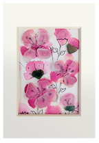 Cuadro con bonitas flores de acuarela rosa y tinta con fragmentos de vidrio de mar superpuestos