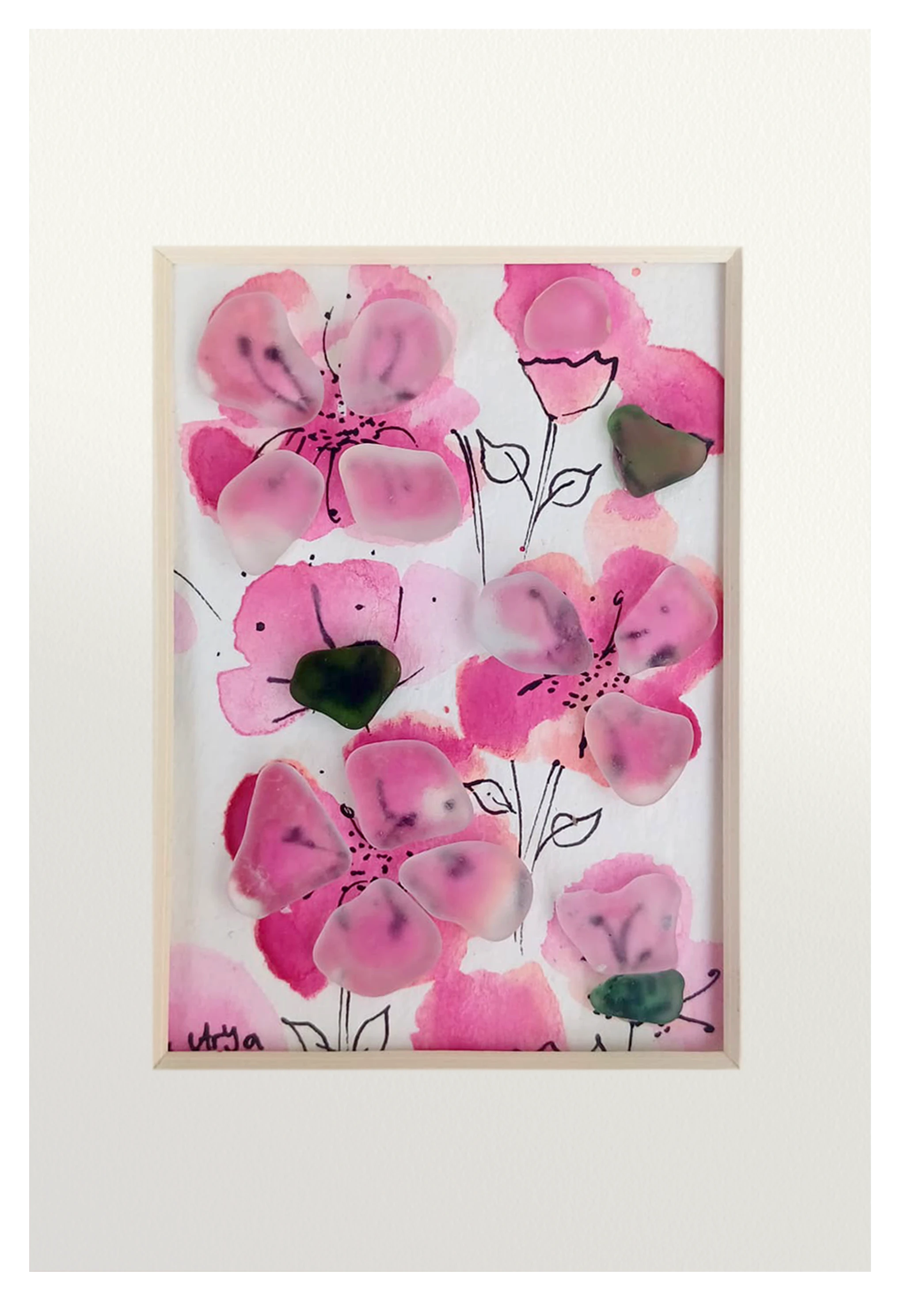 Cuadro con bonitas flores de acuarela rosa y tinta con fragmentos de vidrio de mar superpuestos