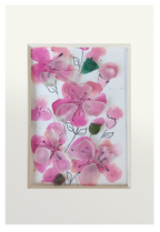 Cuadro con bonitas flores de acuarela rosa y tinta con fragmentos de vidrio de mar superpuestos