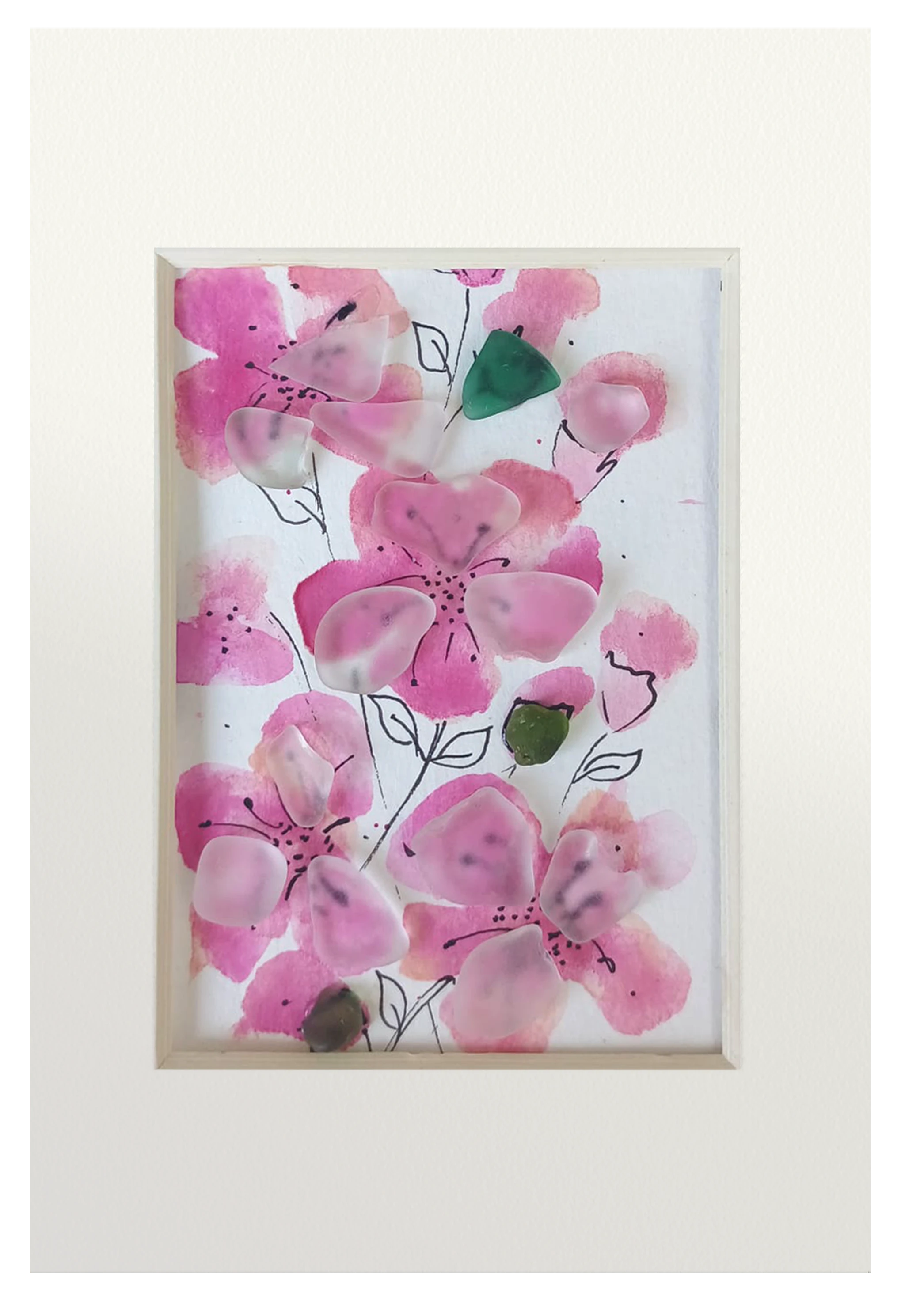 Cuadro con bonitas flores de acuarela rosa y tinta con fragmentos de vidrio de mar superpuestos