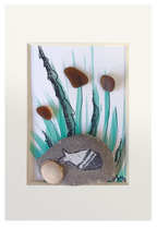 Cuadro de un fondo marino con posidonia, una concha y un pez, con cristales de mar y una piedra para el pez