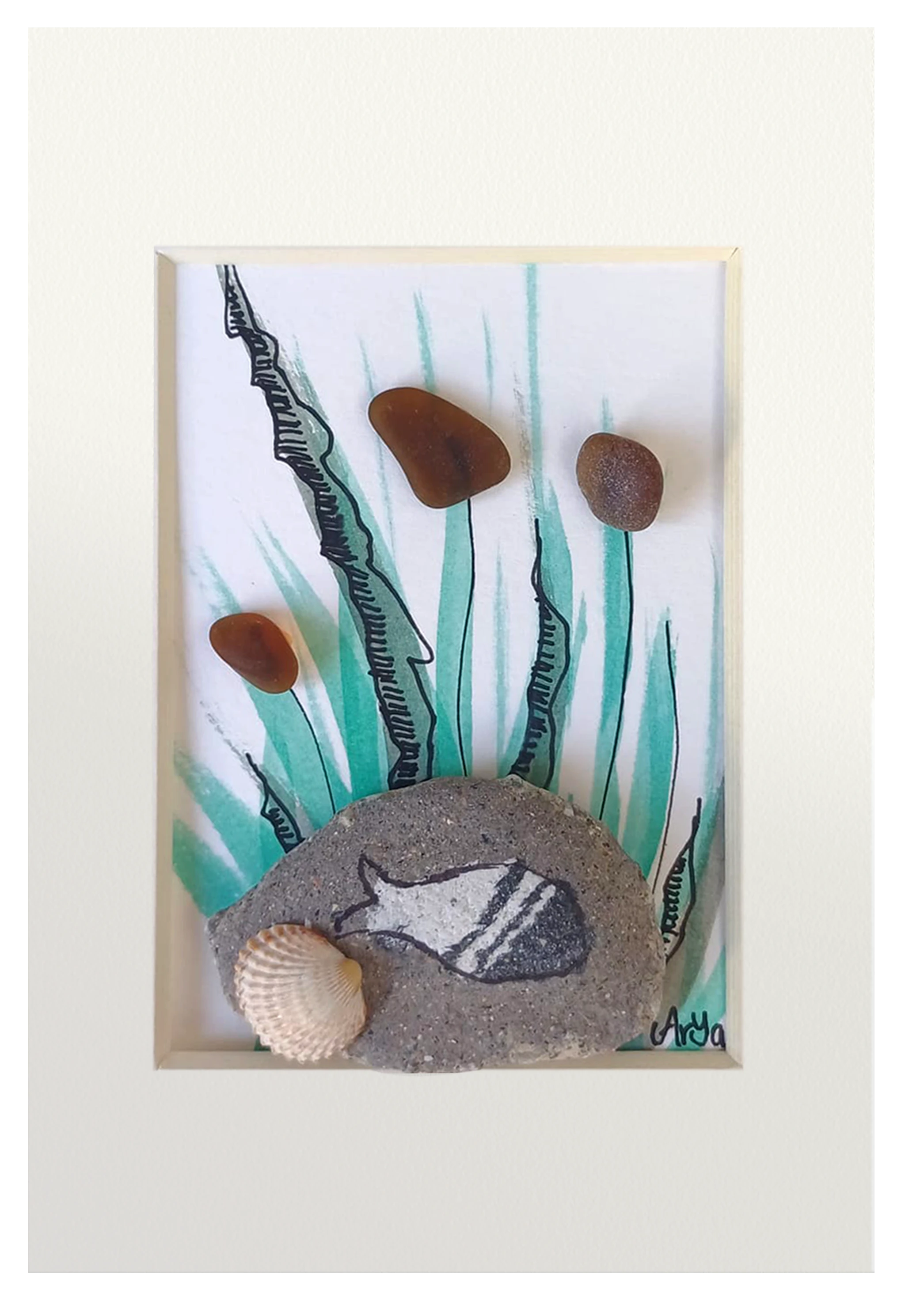 Cuadro de un fondo marino con posidonia, una concha y un pez, con cristales de mar y una piedra para el pez