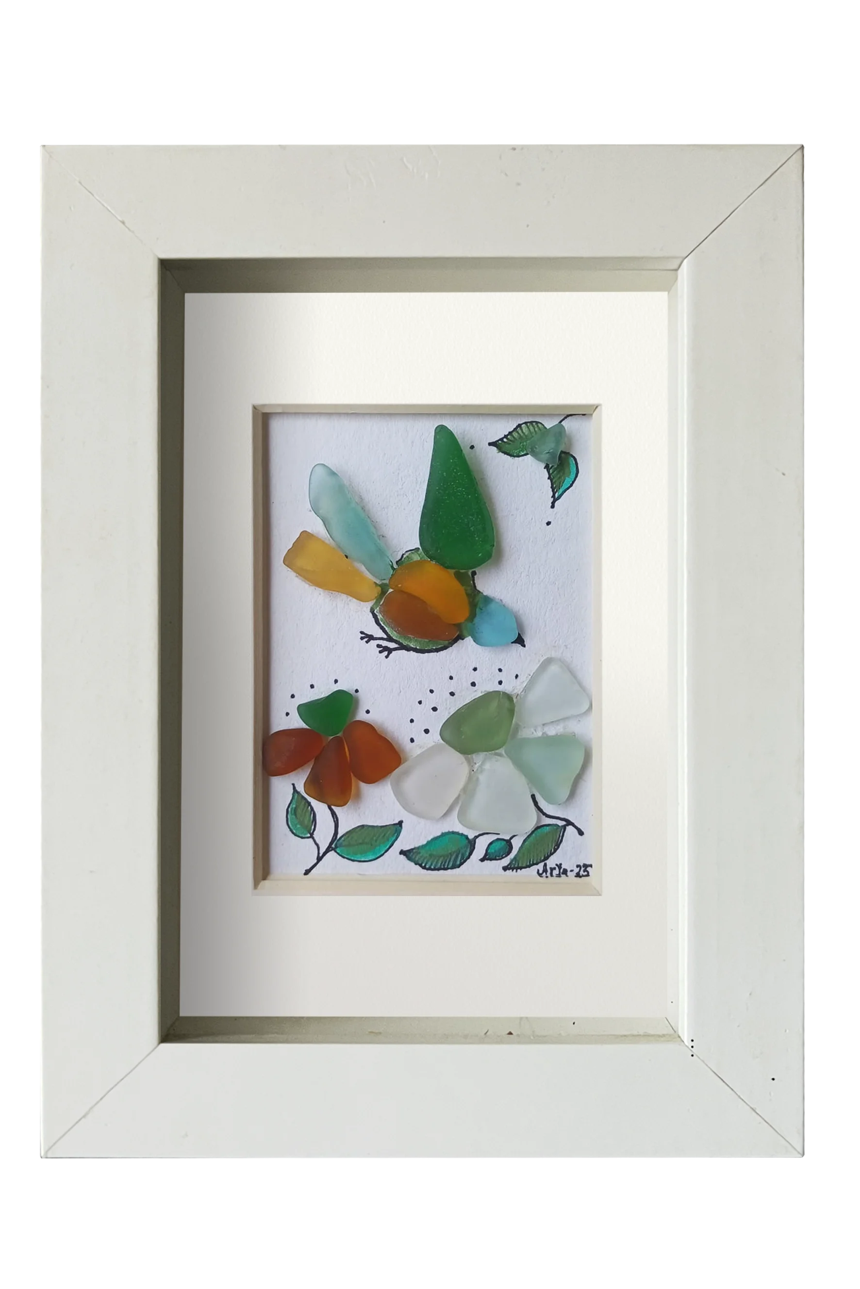 Cuadro de vidrio de mar y tinta con un pajaro multicolor volando hacia unas flores. Marco blanco