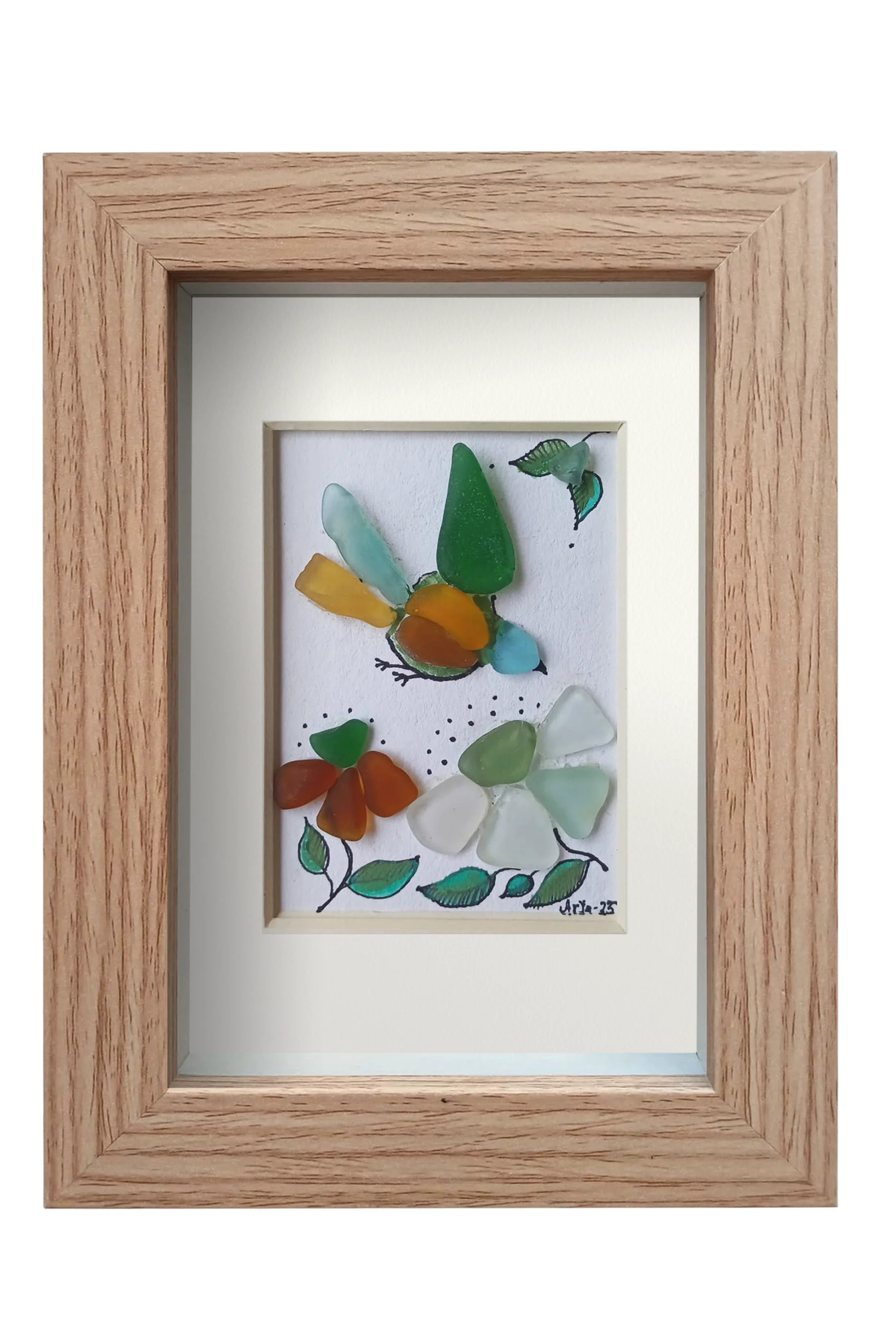 Cuadro de vidrio de mar y tinta con un pajaro multicolor volando hacia unas flores. Marco madera
