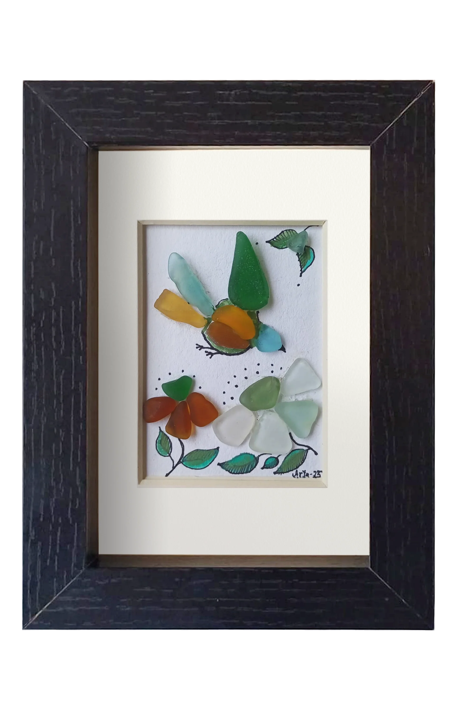 Cuadro de vidrio de mar y tinta con un pajaro multicolor volando hacia unas flores. Marco negro