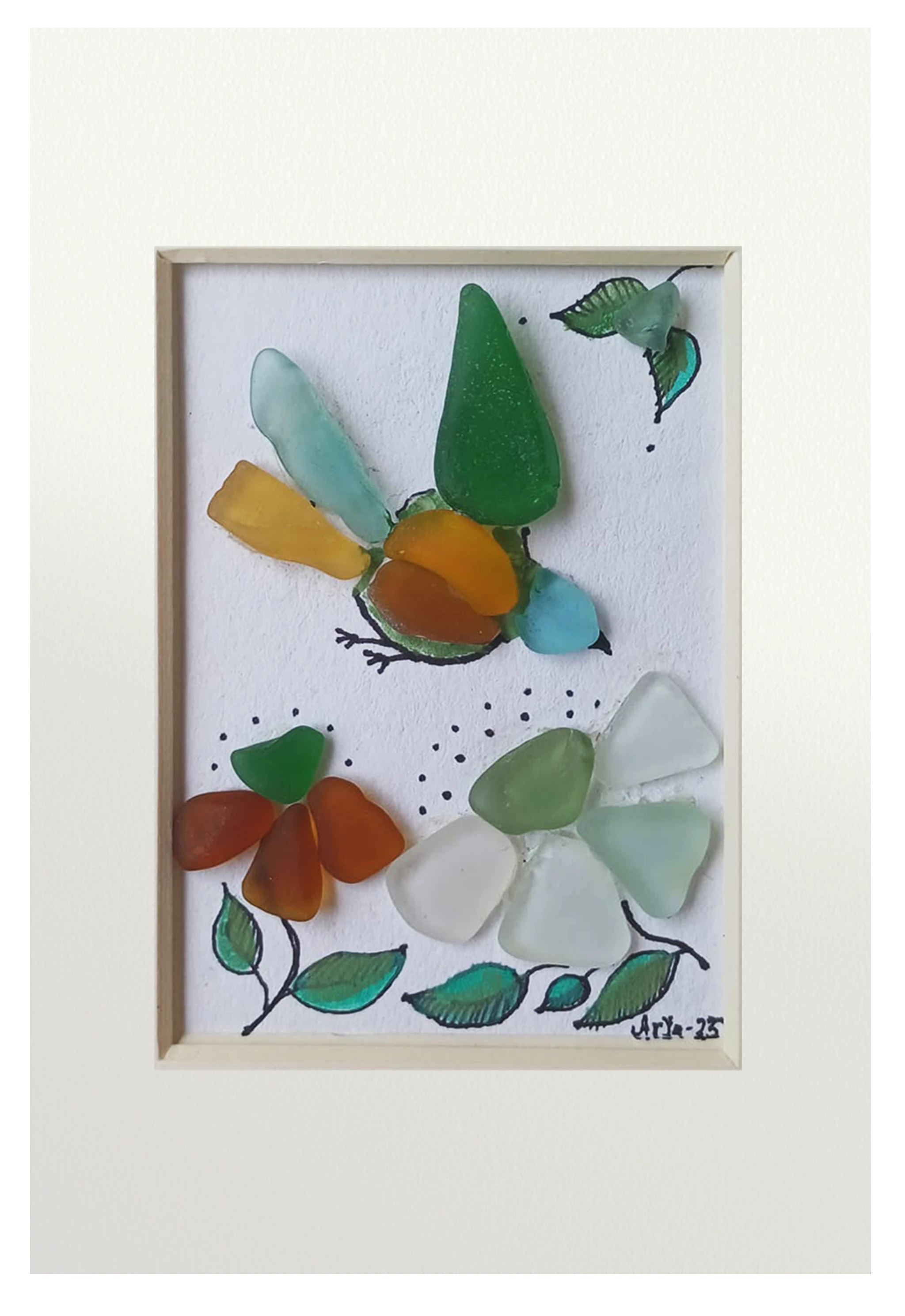 Cuadro con pájaro de colores hecho con cristales de mar, acuarela y tinta