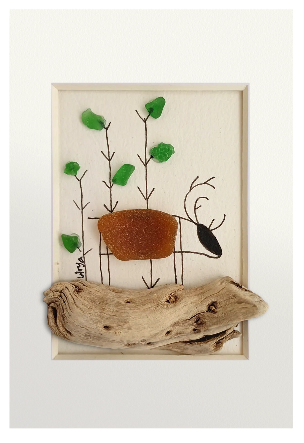 Cuadro con un fragmento de madera desgastado a modo de camino y un reno dibujado en tinta y vidrio de mar marrón, andando por un bosque adornado con vidrios verdes. 