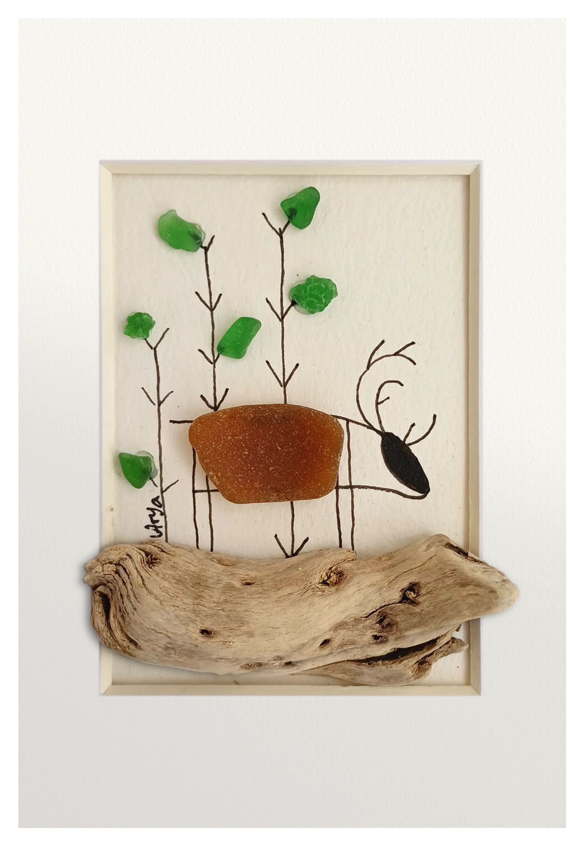 Cuadro con un fragmento de madera desgastado a modo de camino y un reno dibujado en tinta y vidrio de mar marrón, andando por un bosque adornado con vidrios verdes. 