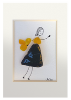 Chica danzando en amarillo