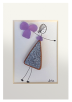 Chica danzando en lila