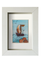 Cuadro con velero de vidrio de mar y fragmentos de conchas navegando en un mar celeste de acuarela que se entrelaza con el cielo limpio con unas gaviotas volando. Pájaro mena el barco mirando al horizonte. Marco blancio