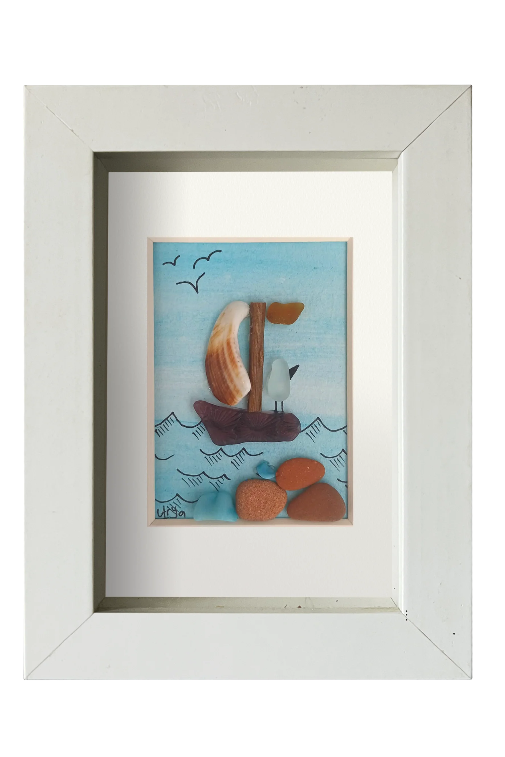 Cuadro con velero de vidrio de mar y fragmentos de conchas navegando en un mar celeste de acuarela que se entrelaza con el cielo limpio con unas gaviotas volando. Pájaro mena el barco mirando al horizonte. Marco blancio