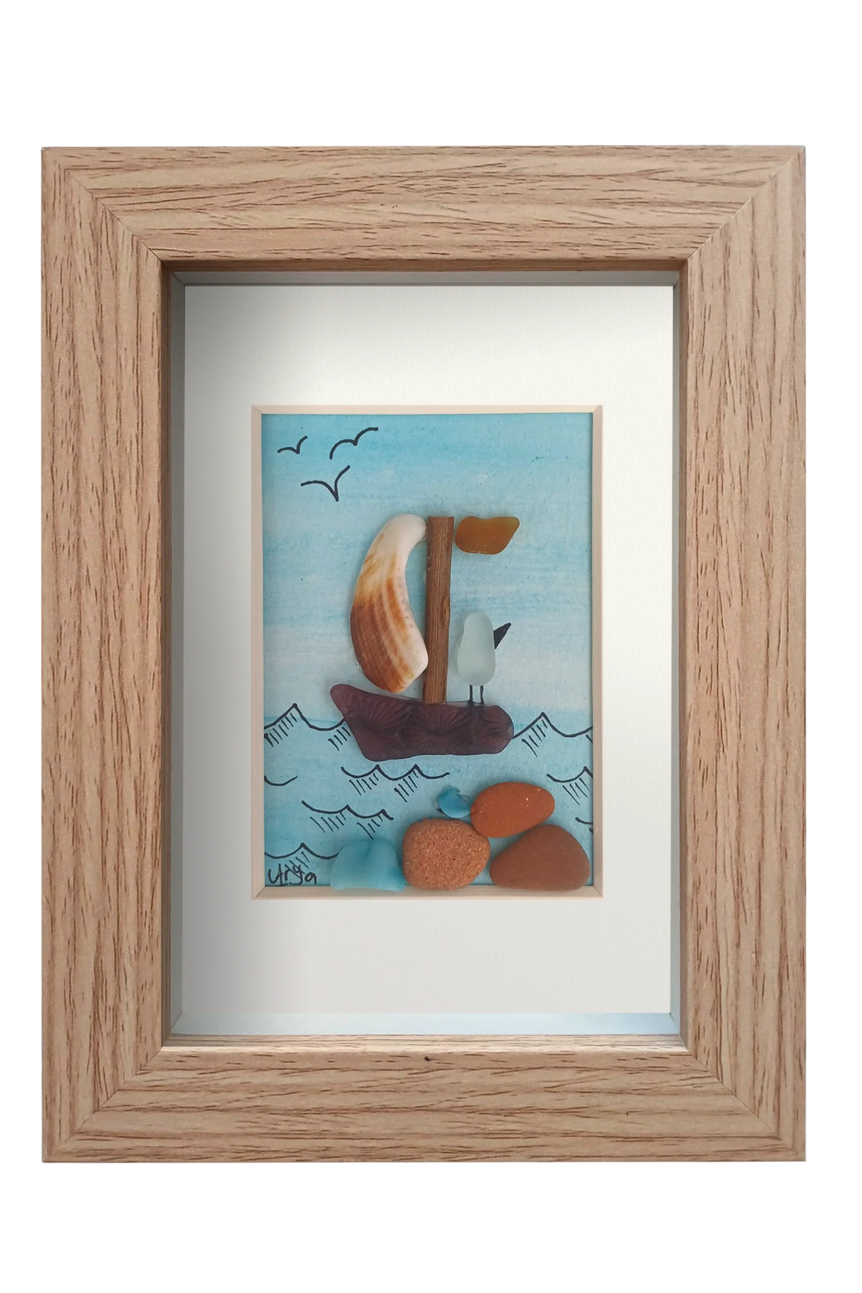 Cuadro con velero de vidrio de mar y fragmentos de conchas navegando en un mar celeste de acuarela que se entrelaza con el cielo limpio con unas gaviotas volando. Pájaro mena el barco mirando al horizonte. Marco madera