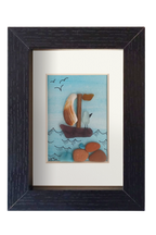 Cuadro con velero de vidrio de mar y fragmentos de conchas navegando en un mar celeste de acuarela que se entrelaza con el cielo limpio con unas gaviotas volando. Pájaro mena el barco mirando al horizonte. Marco negro