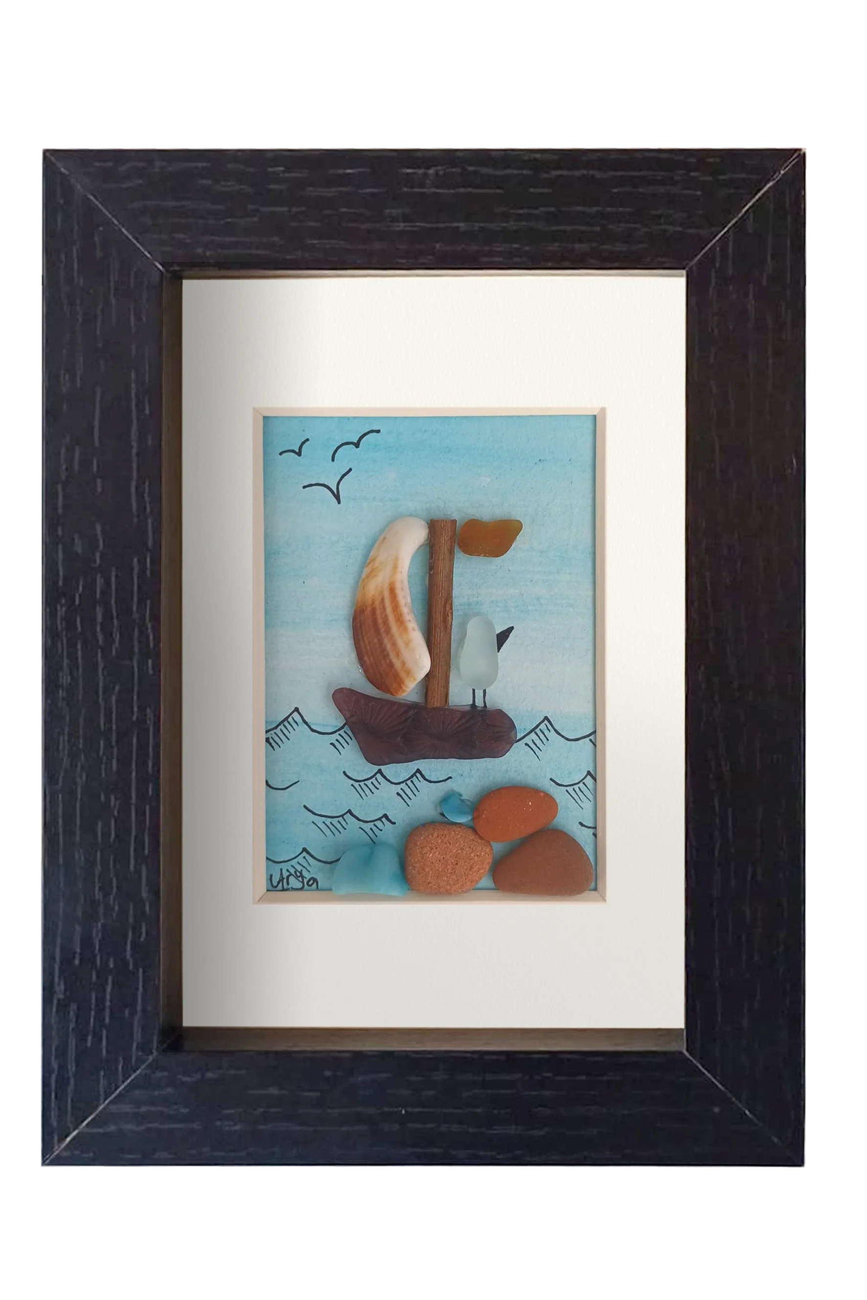 Cuadro con velero de vidrio de mar y fragmentos de conchas navegando en un mar celeste de acuarela que se entrelaza con el cielo limpio con unas gaviotas volando. Pájaro mena el barco mirando al horizonte. Marco negro