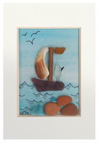 Cuadro con velero de vidrio de mar y fragmentos de conchas navegando en un mar celeste de acuarela que se entrelaza con el cielo limpio con unas gaviotas volando. Pájaro mena el barco mirando al horizonte.