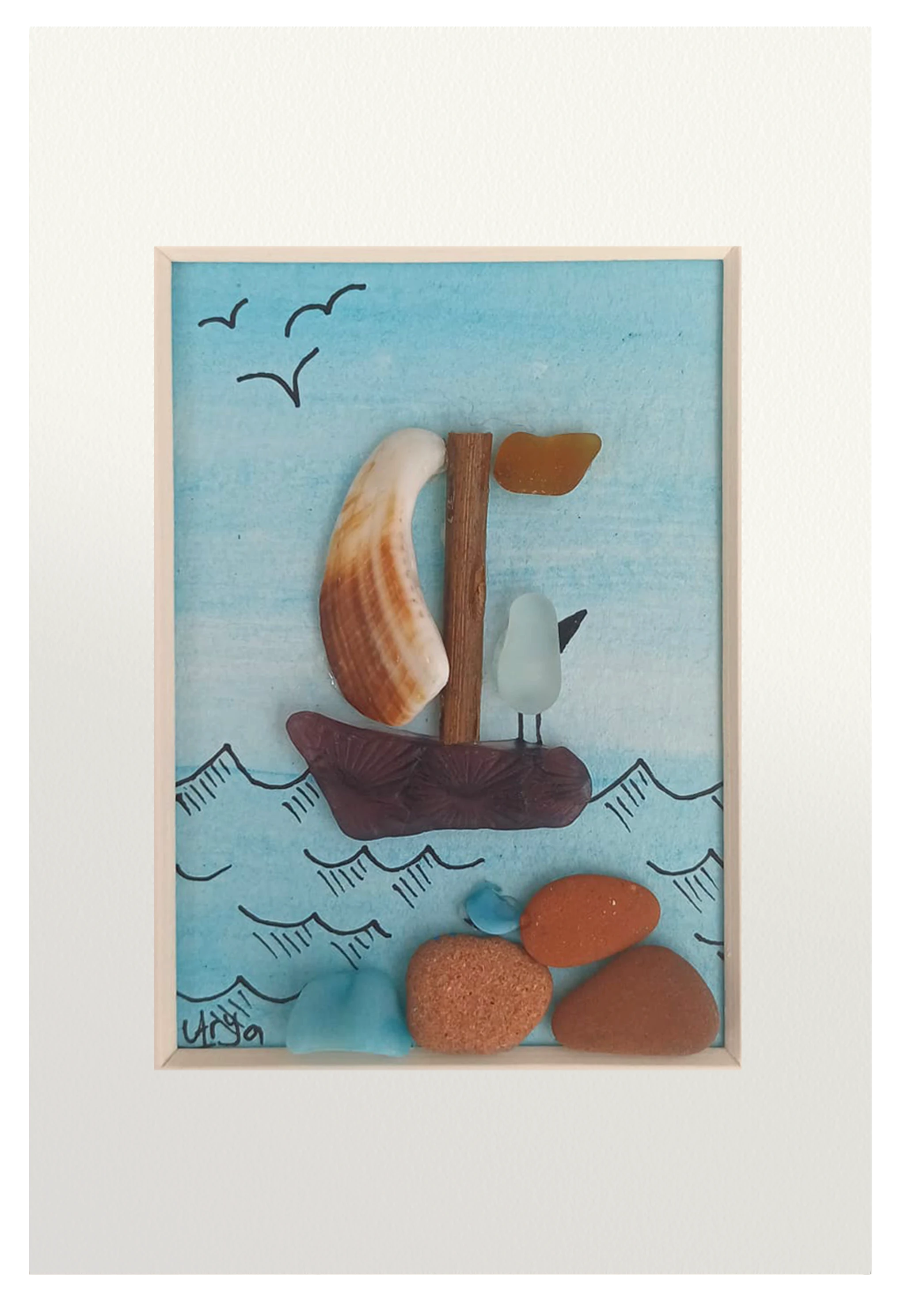 Cuadro con velero de vidrio de mar y fragmentos de conchas navegando en un mar celeste de acuarela que se entrelaza con el cielo limpio con unas gaviotas volando. Pájaro mena el barco mirando al horizonte.