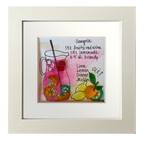 Refrescante cuadro con dibujo de jarra de sangría con decoración de naranja y limones con la receta escrita. Acuarelas y vidrio de mar naranja y rojo dando volumen a la fruta
