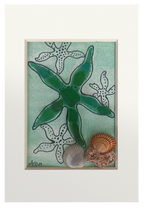 Dibujo de estrellas de mar e el fondo marino. La principal adquiere volumen con vidrio de mar verde