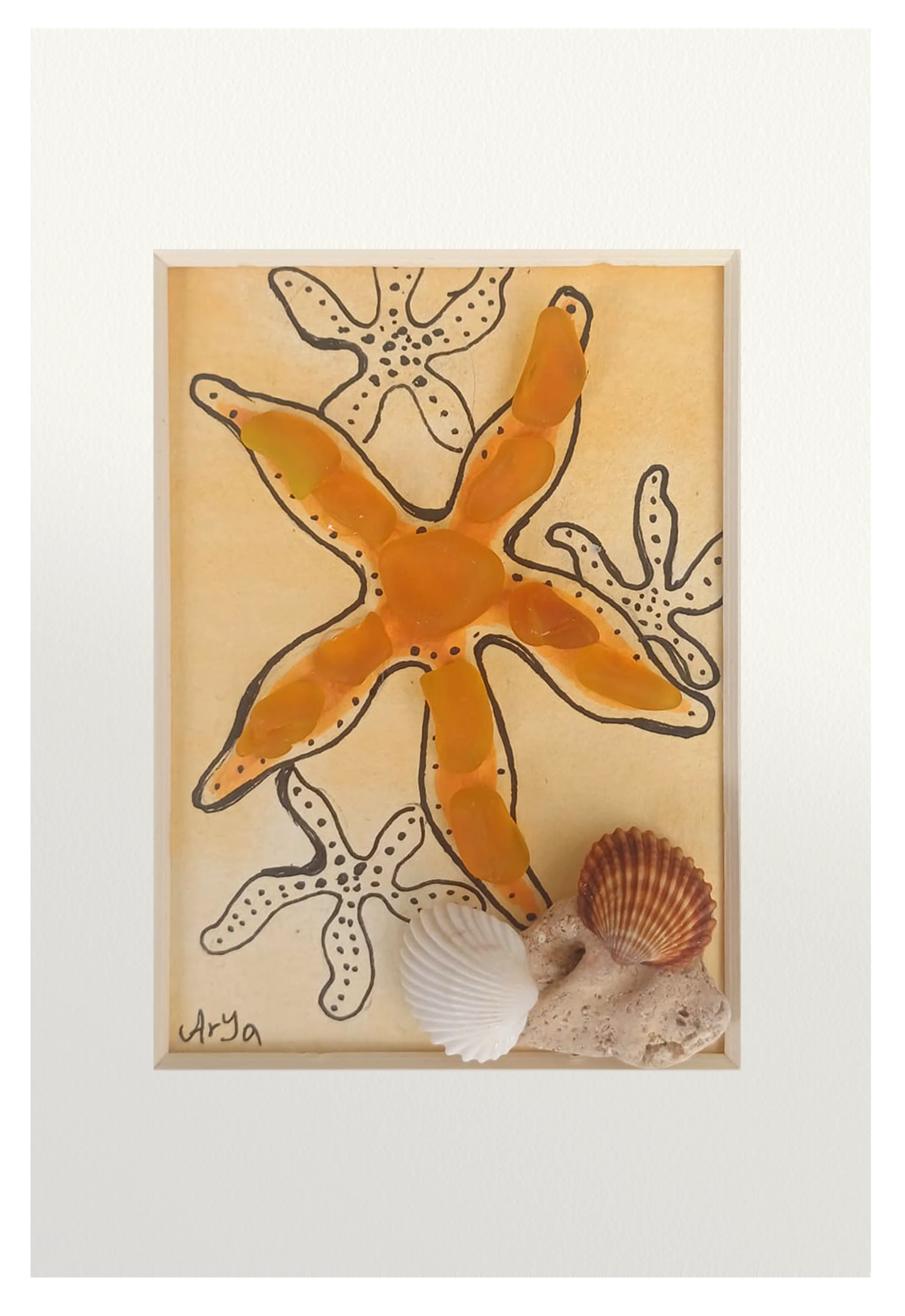 Dibujo de estrellas de mar e el fondo marino. La principal adquiere volumen con vidrio de mar anaranjados