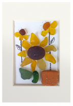 Cuadro con maceta de cerámica erosionada y girasoles de cristales de mar pulidos