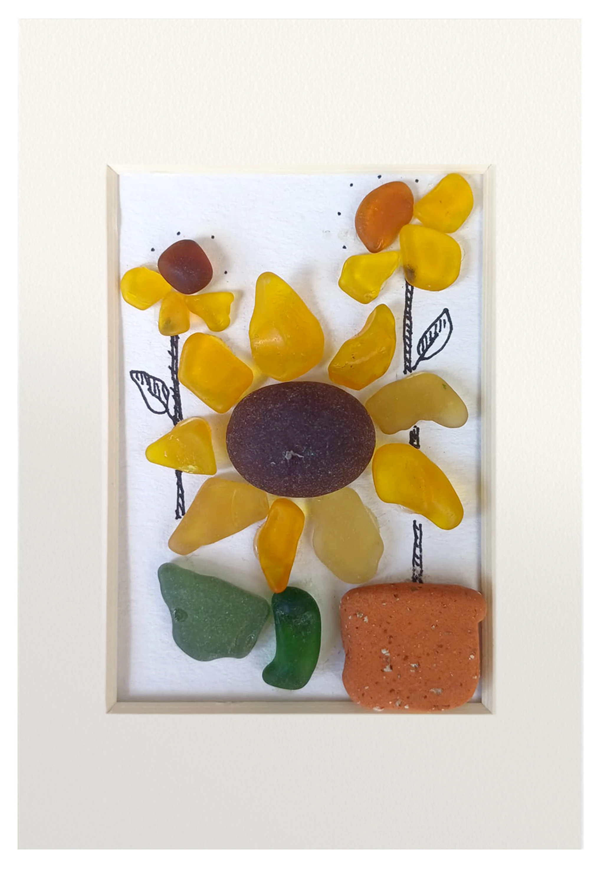 Cuadro con maceta de cerámica erosionada y girasoles de cristales de mar pulidos