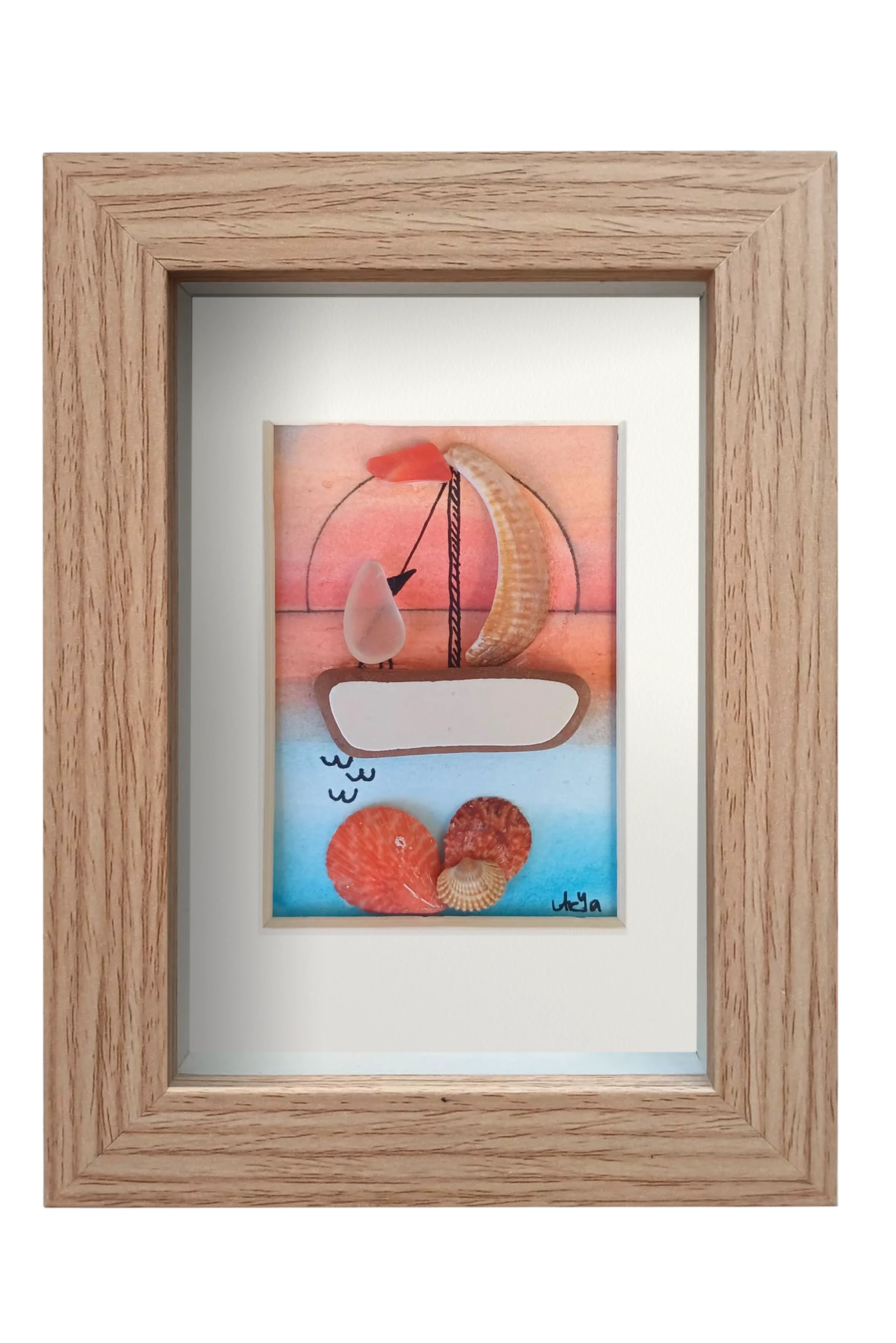 Cuadro con collage de fragmentos de cerámica, conchas y vidrio de mar de un atadecer rojizo marinero con un velero navegando en el mar en calma. Marco madera.