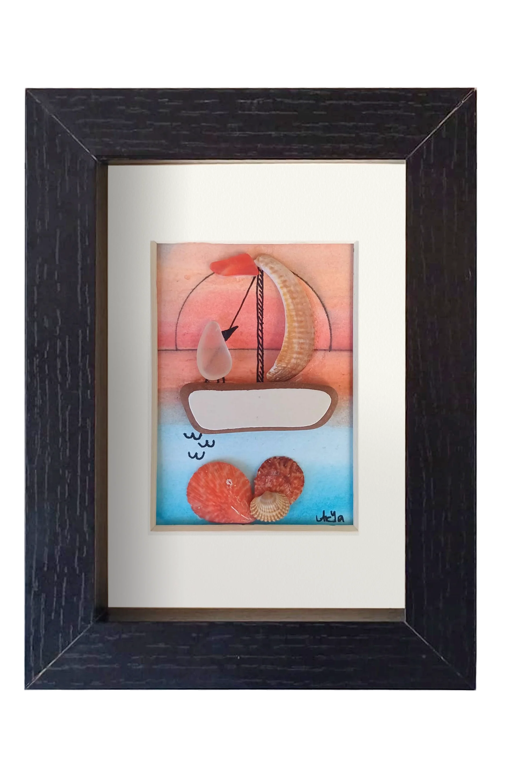 Cuadro con collage de fragmentos de cerámica, conchas y vidrio de mar de un atadecer rojizo marinero con un velero navegando en el mar en calma. Marco negro