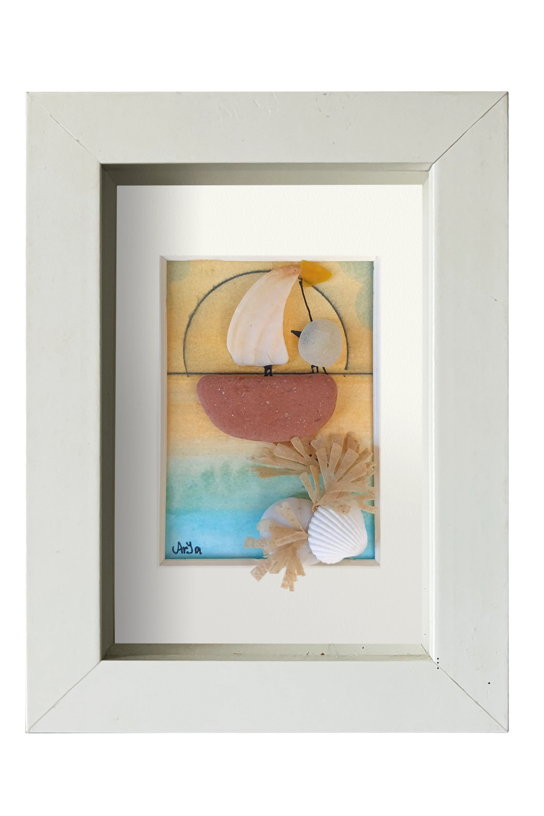 Cuadro de vidrio de mar, acuarelas, cerámica y conchas con Pájaro navegando en un velero con el sol poniéndose al fondo sobre el mar azul. Marco blanco