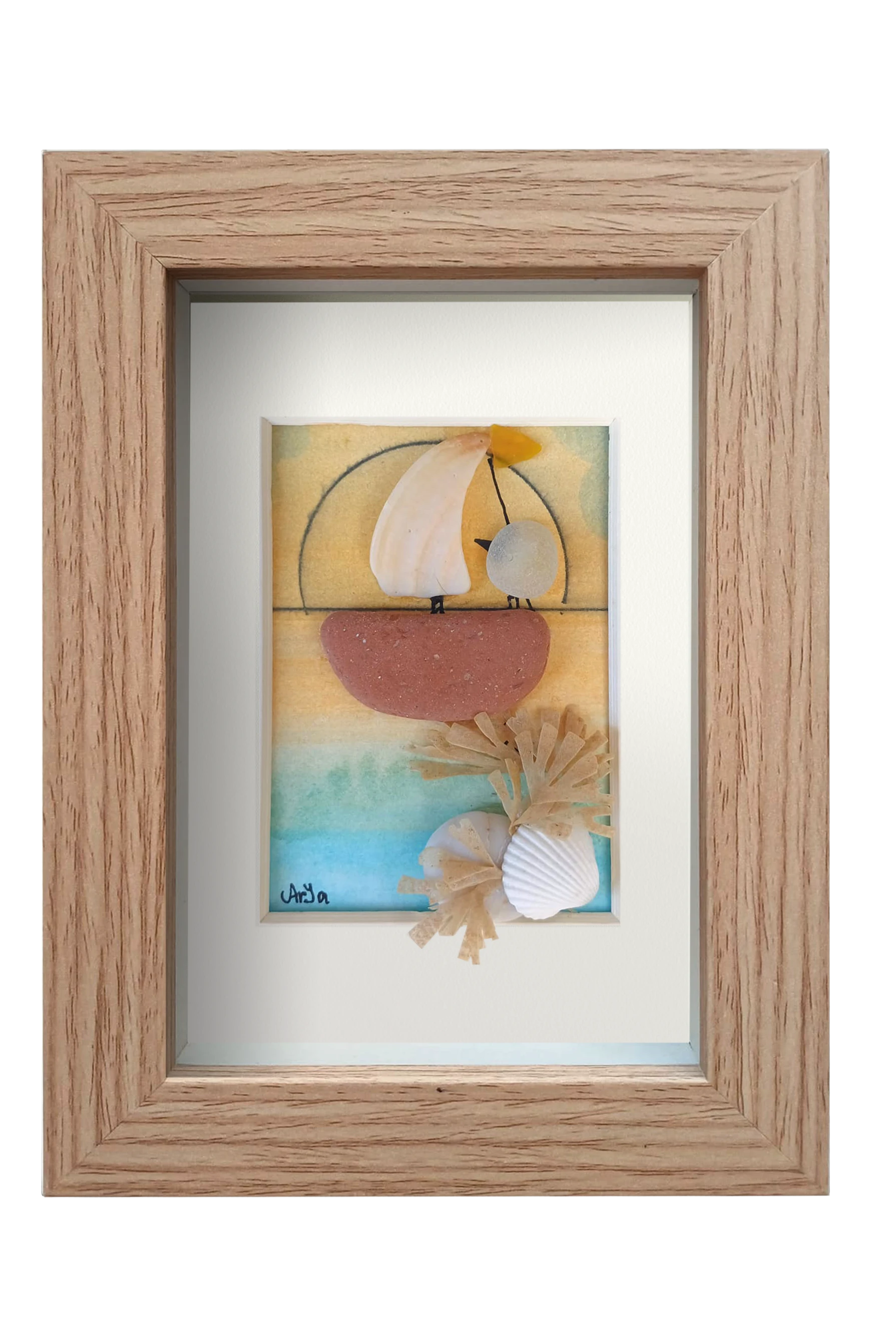 Cuadro de vidrio de mar, acuarelas, cerámica y conchas con Pájaro navegando en un velero con el sol poniéndose al fondo sobre el mar azul. Marco madera