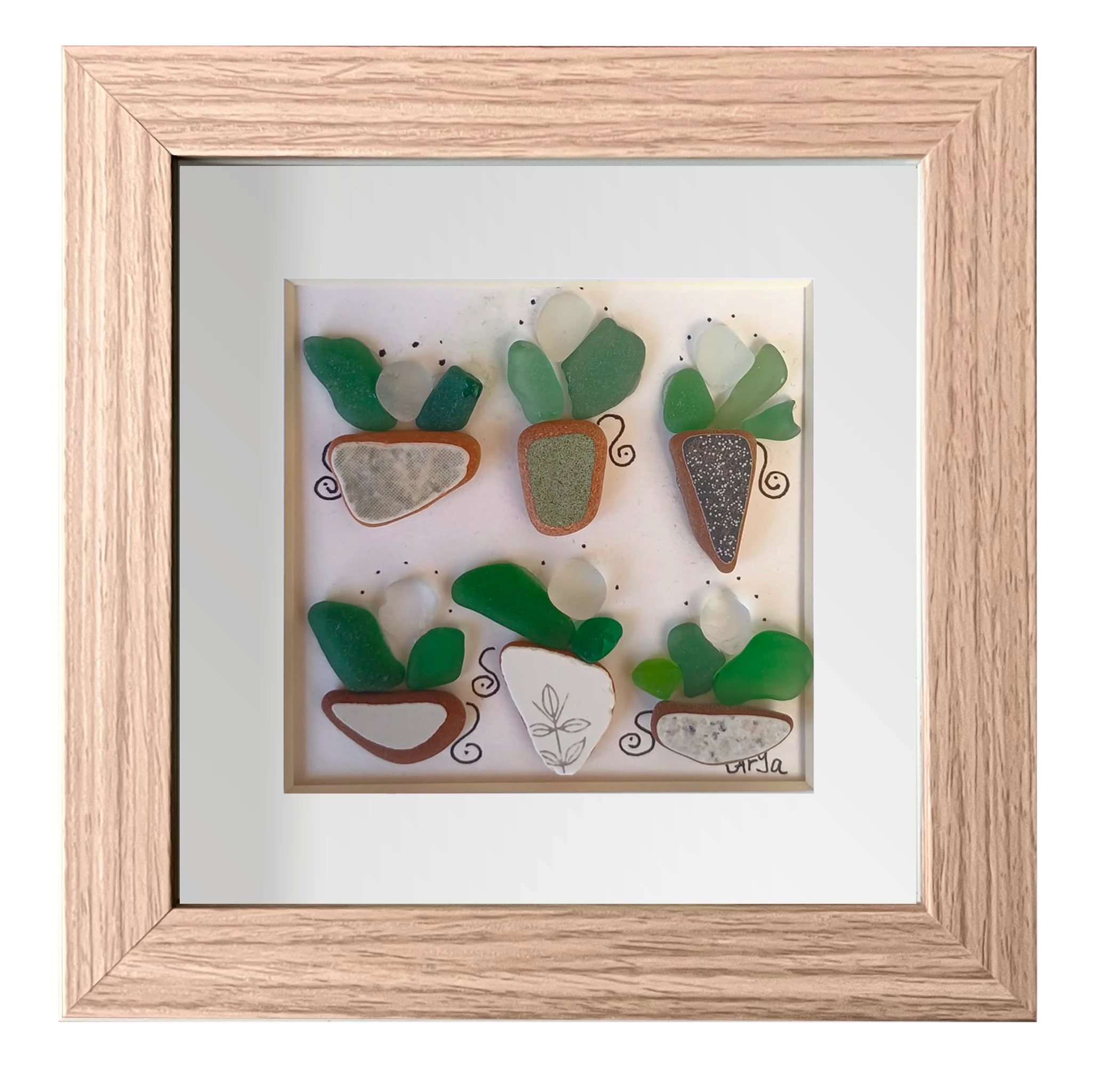 Cuadro de vidrio de mar, cerámica erosionada y tinta con 6 macetas de distintas formas y distintos dibujos con plantas con flores blancas. Marco madera