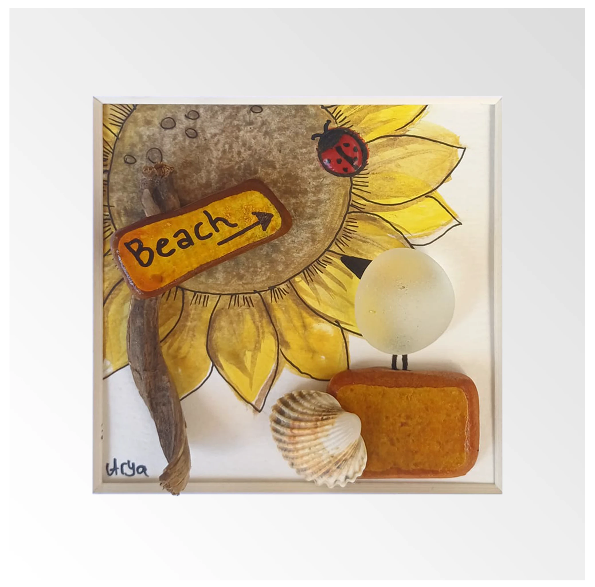 Cuadro con Pájaro posado encima de un fragmento de cerámica, mirando un letrero que indica el camino a la playa frente a un girasol de acuarela y tinta con una mariquita roja en una esquina.