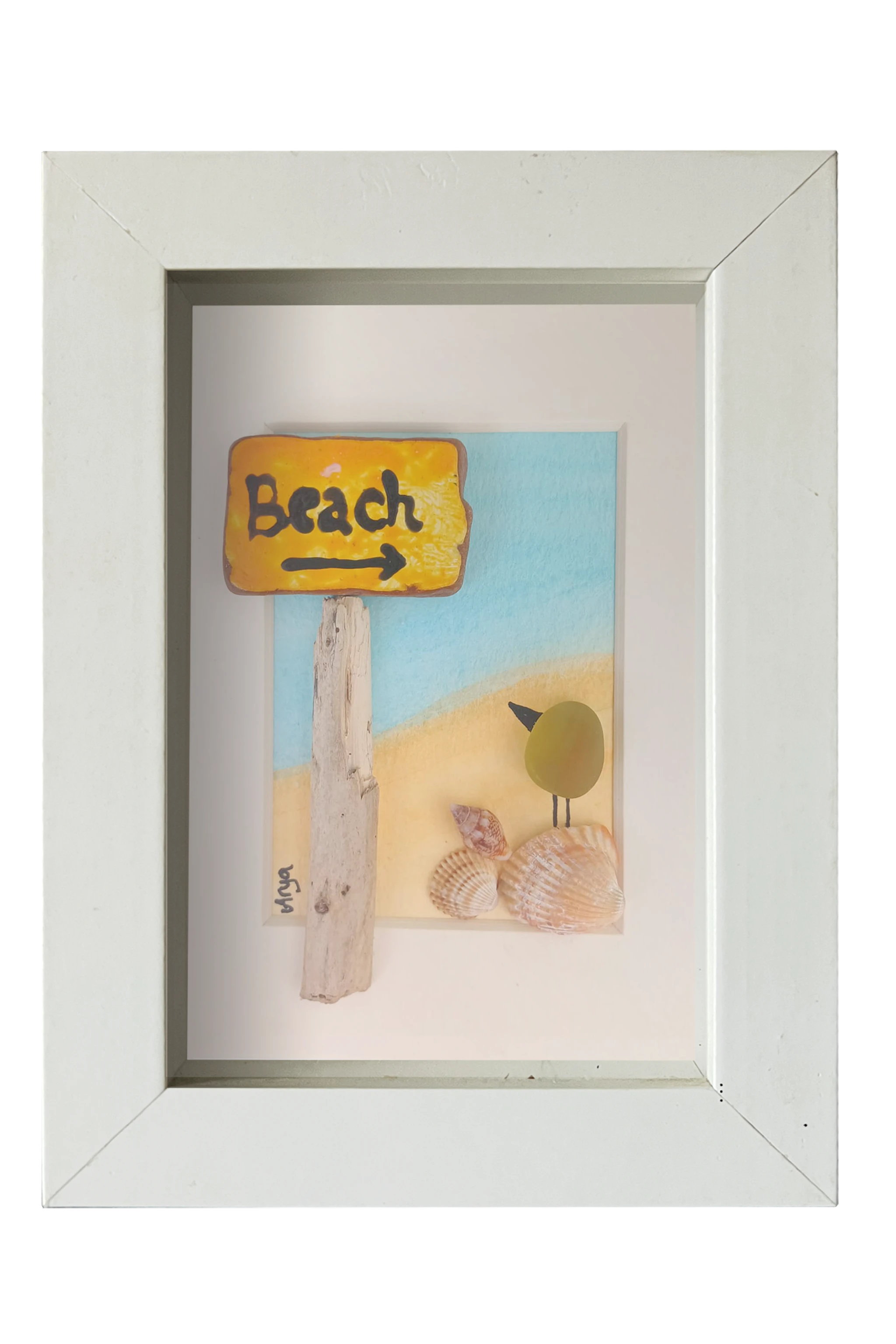 Cuadro con collage de vidrio de mar, tinta y acuarela de Pájaro en el camino a la playa marcado con un poste de fragmentos marinos. Marco blanco