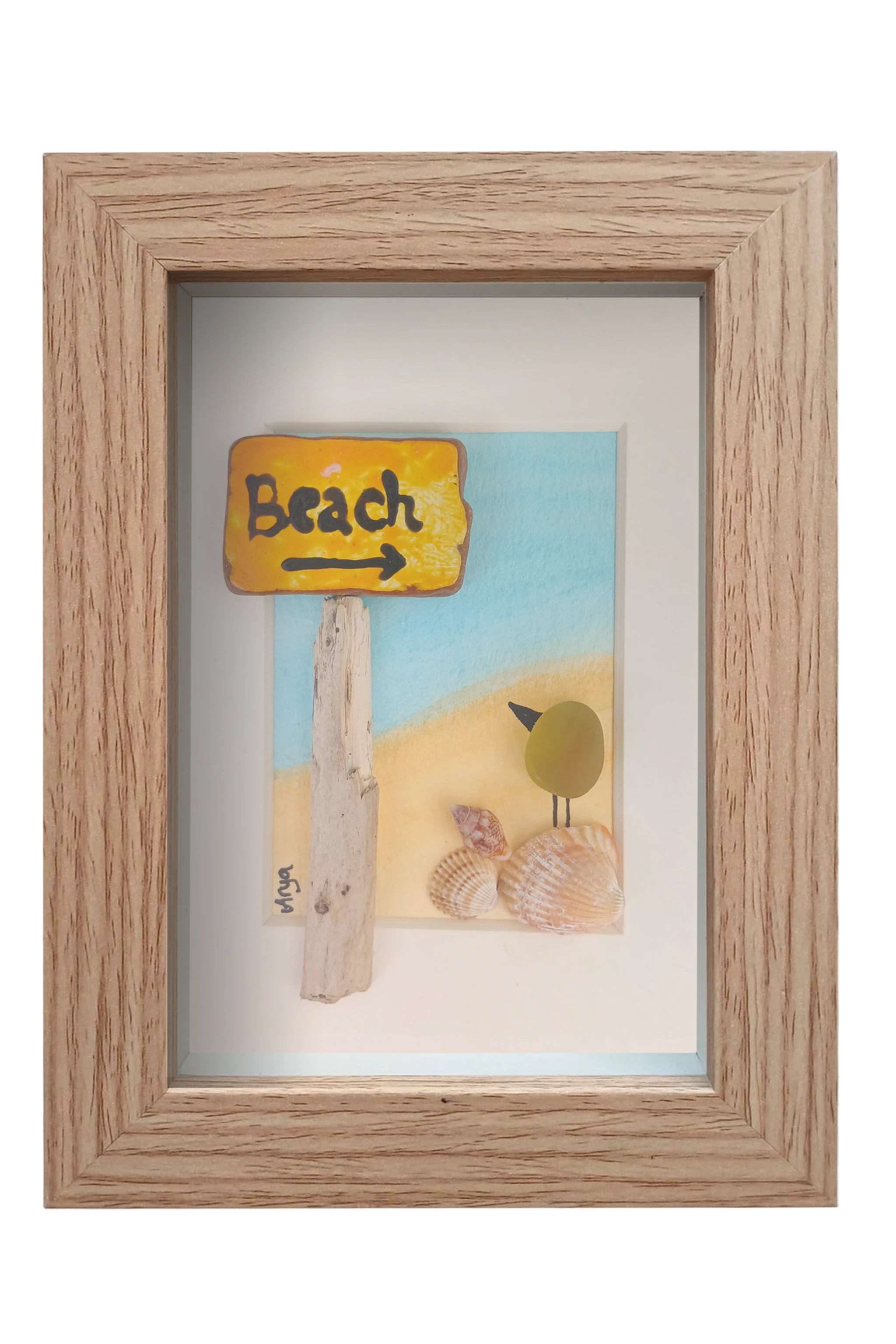 Cuadro con collage de vidrio de mar, tinta y acuarela de Pájaro en el camino a la playa marcado con un poste de fragmentos marinos. Marco color madera