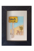 Cuadro con collage de vidrio de mar, tinta y acuarela de Pájaro en el camino a la playa marcado con un poste de fragmentos marinos. Marco negro