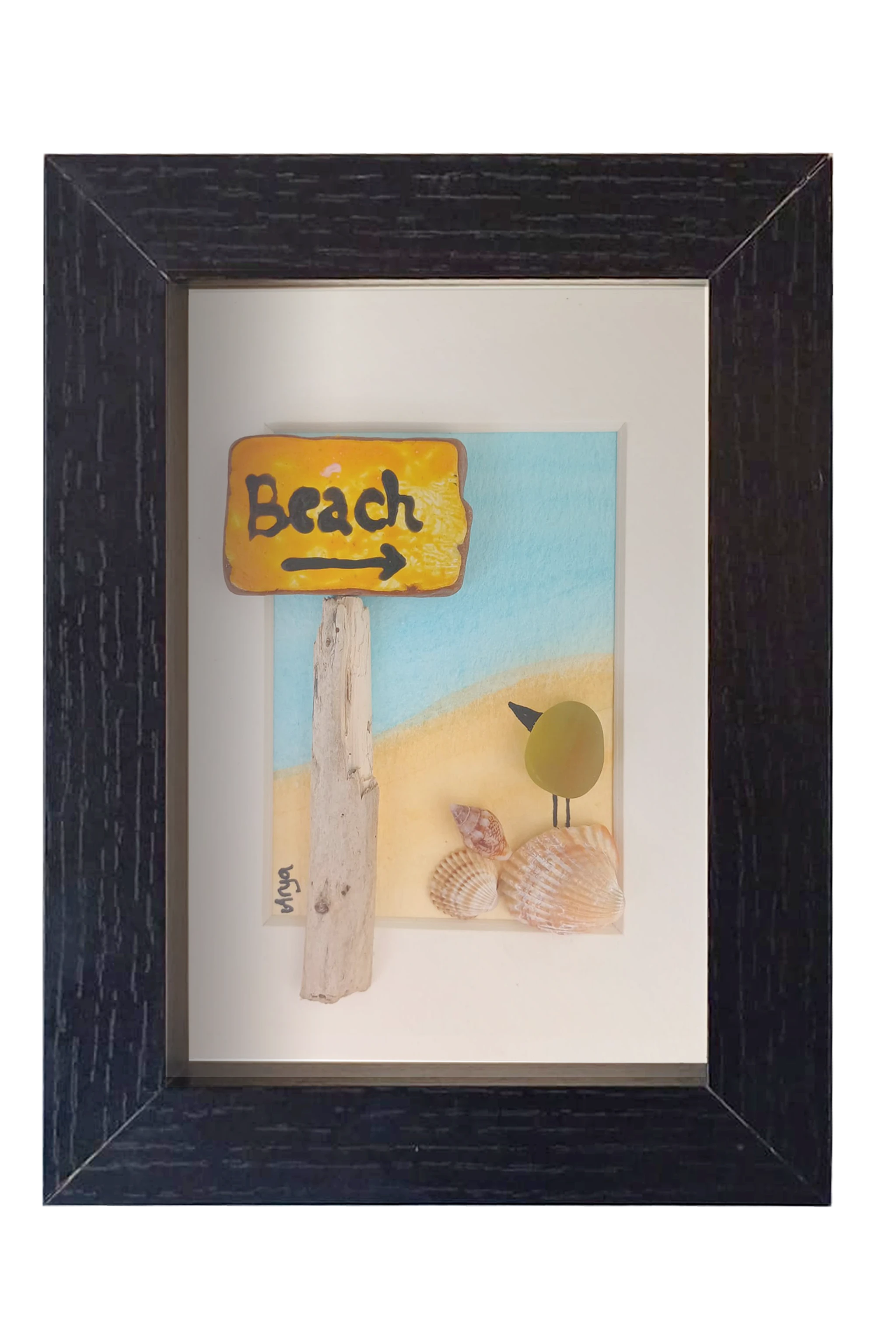Cuadro con collage de vidrio de mar, tinta y acuarela de Pájaro en el camino a la playa marcado con un poste de fragmentos marinos. Marco negro