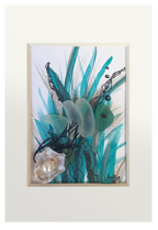 Cuadro de pececito turquesa hecho con cristal de mar en fondo marino de acuarelas y tinta