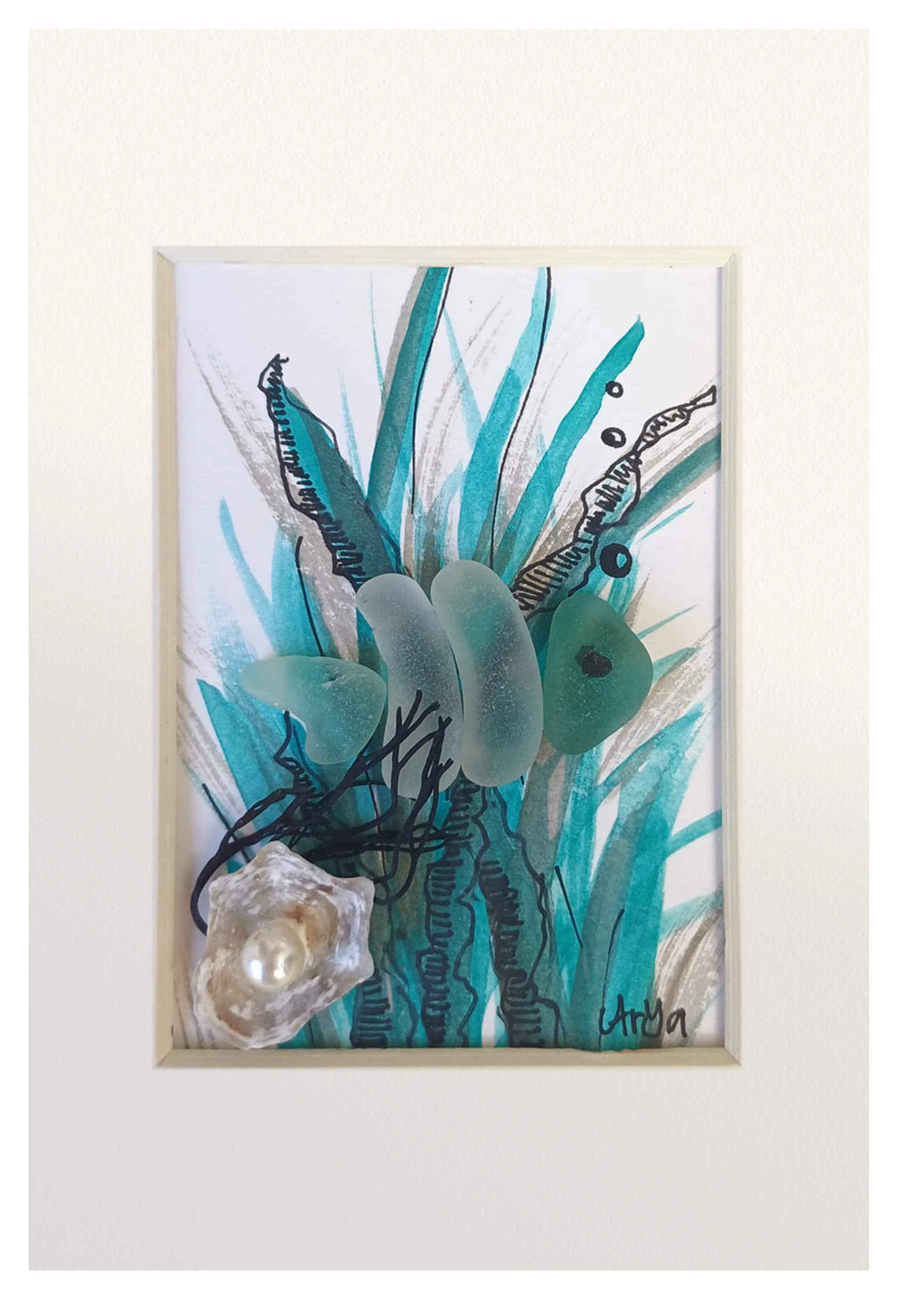 Cuadro de pececito turquesa hecho con cristal de mar en fondo marino de acuarelas y tinta